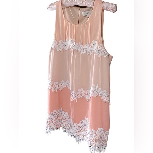 NWT LOFT Pleated Peach Sleeveless Floral Lace Blouse Size Medium - Picture 3 of 14